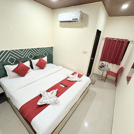 Hotel Kailash Park- Near International Airport Мумбай Екстериор снимка