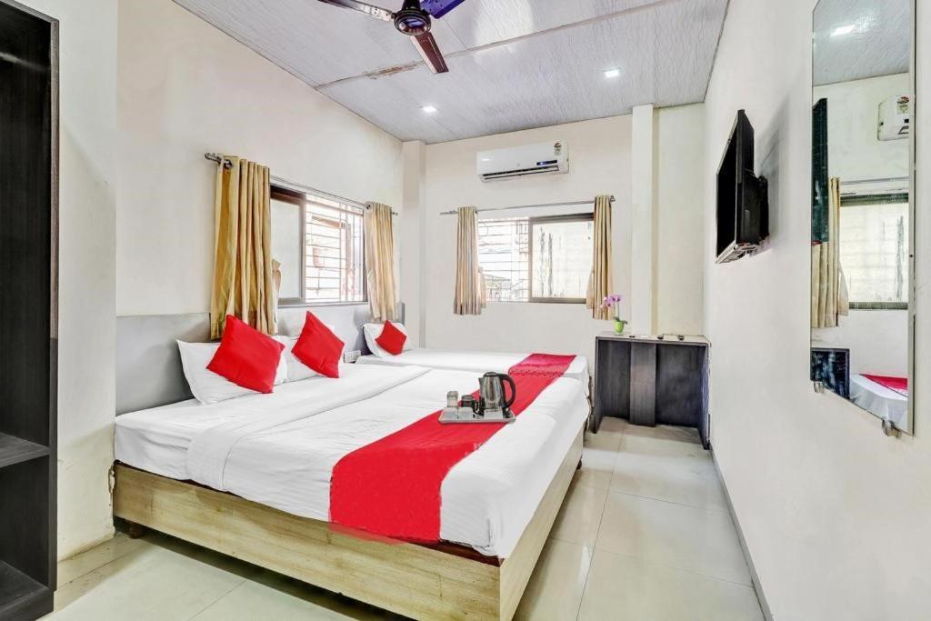 Hotel Kailash Park- Near International Airport Мумбай Екстериор снимка