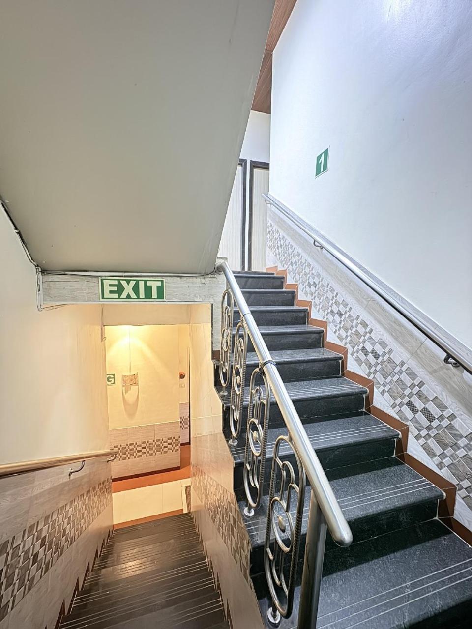 Hotel Kailash Park- Near International Airport Мумбай Екстериор снимка
