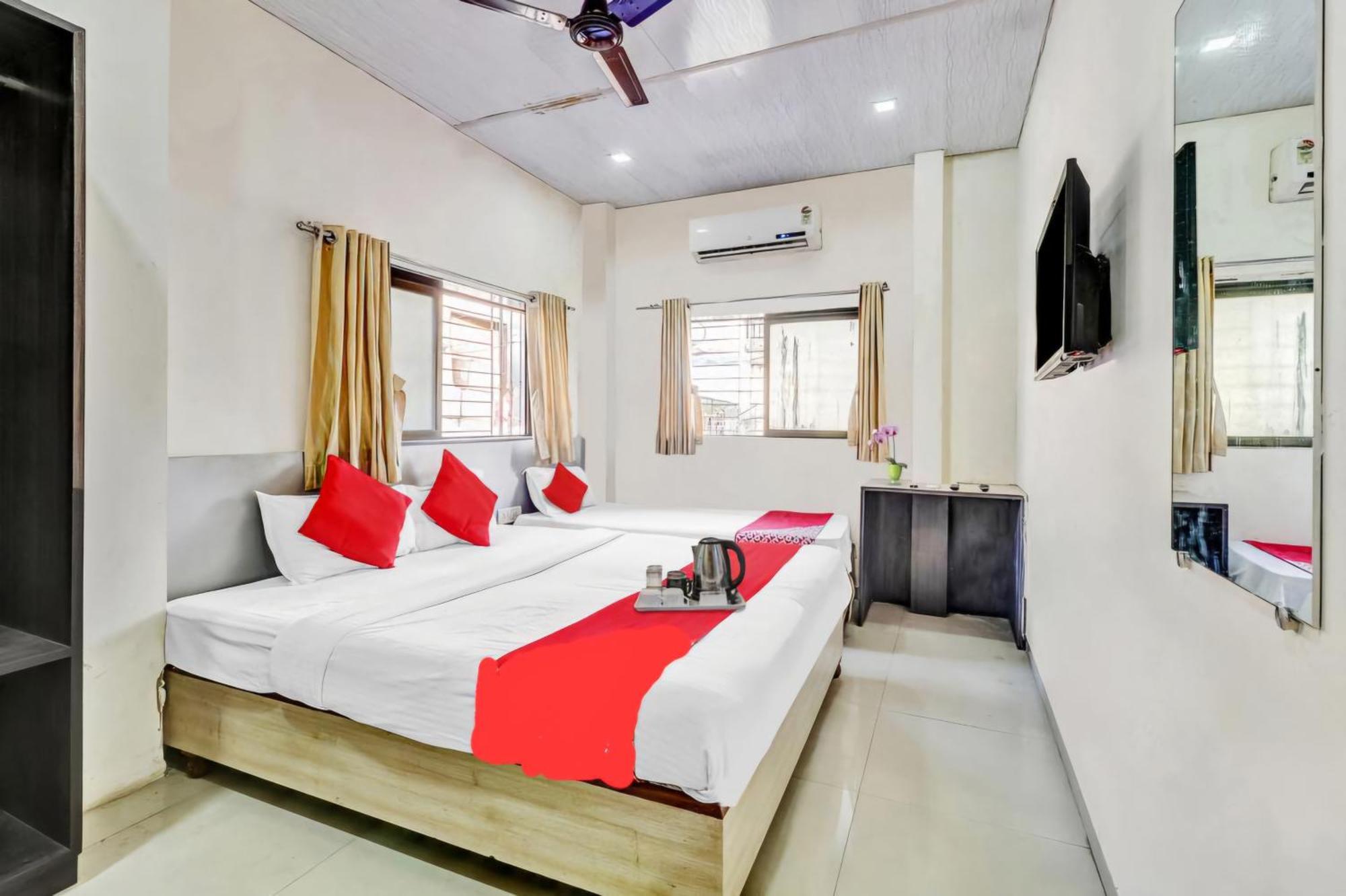 Hotel Kailash Park- Near International Airport Мумбай Екстериор снимка