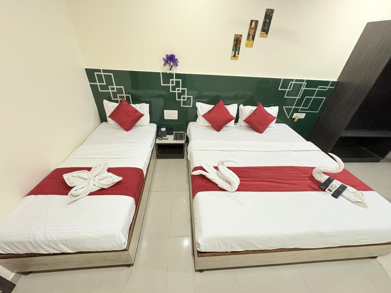 Hotel Kailash Park- Near International Airport Мумбай Екстериор снимка