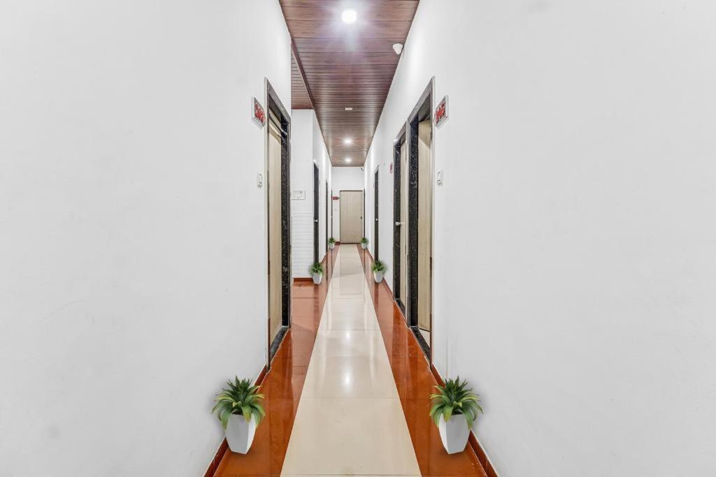 Hotel Kailash Park- Near International Airport Мумбай Екстериор снимка