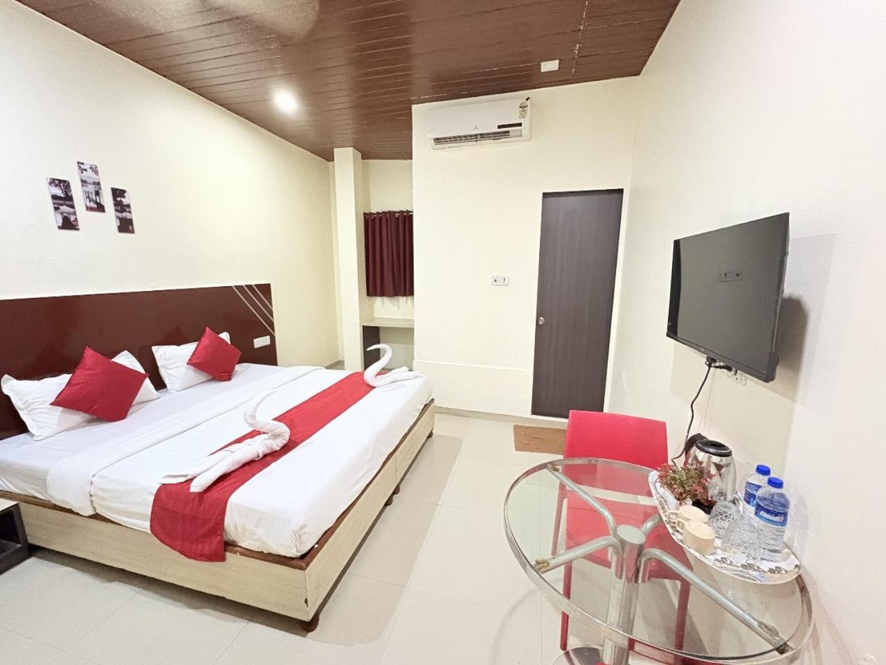 Hotel Kailash Park- Near International Airport Мумбай Екстериор снимка