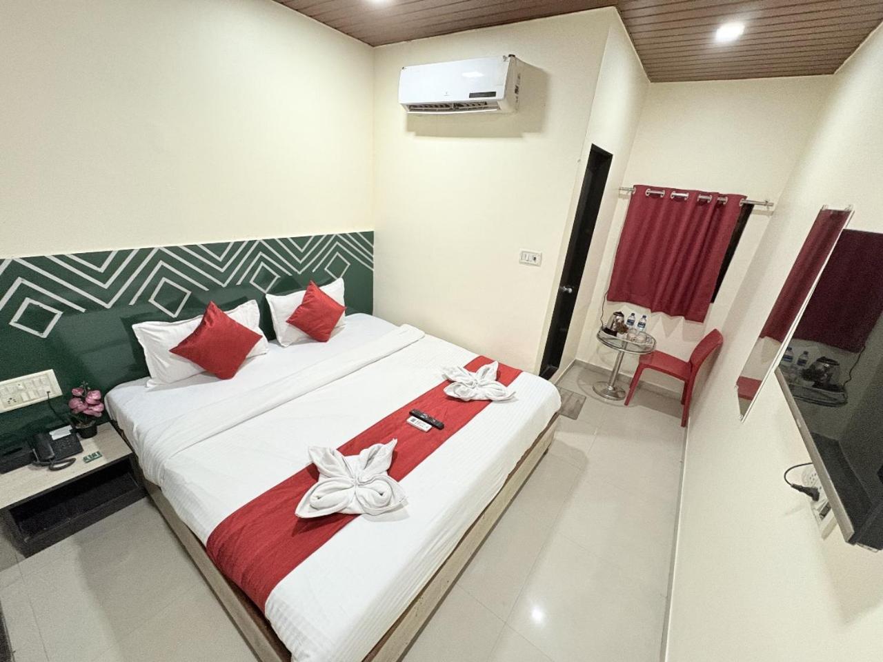Hotel Kailash Park- Near International Airport Мумбай Екстериор снимка