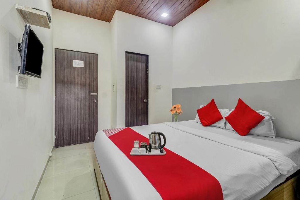 Hotel Kailash Park- Near International Airport Мумбай Екстериор снимка